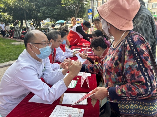 （20240508區(qū)中醫(yī)醫(yī)院）世界紅十字日，中醫(yī)藥健康服務進廣場2.JPG